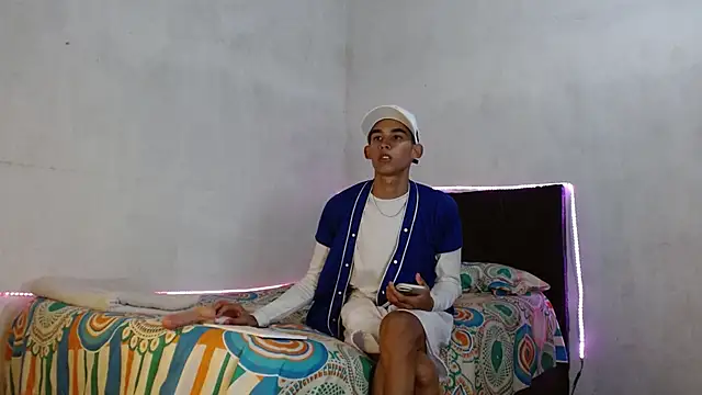 Snapshot of Paulosex12 chatting on October 12, 2025, 6:01 am Paulosex12 online show from October 12, 2025, 6:01 am