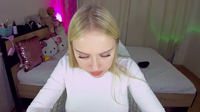 Snapshot of CeaneLino chatting on October 9, 2025, 6:50 pm CeaneLino online show from October 9, 2025, 6:50 pm