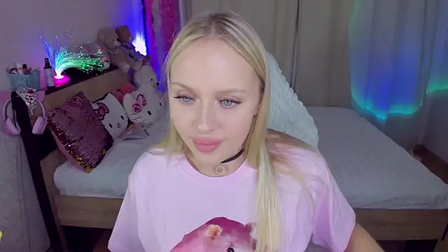 Snapshot of CeaneLino chatting on October 12, 2025, 6:29 pm CeaneLino online show from October 12, 2025, 6:29 pm