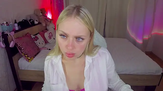 Snapshot of CeaneLino chatting on October 14, 2025, 6:31 pm CeaneLino online show from October 14, 2025, 6:31 pm