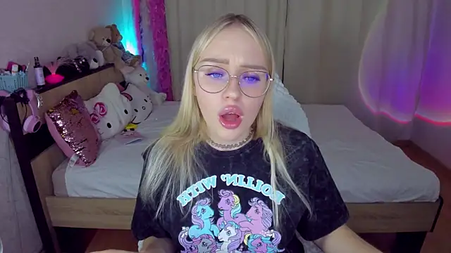 Snapshot of CeaneLino chatting on October 18, 2025, 7:36 pm CeaneLino online show from October 18, 2025, 7:36 pm