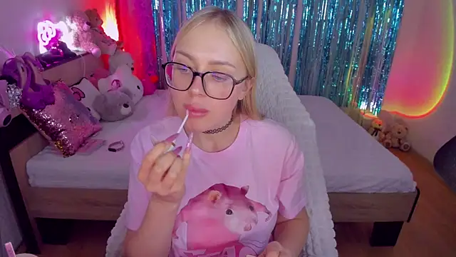 Snapshot of CeaneLino chatting on October 28, 2025, 7:38 pm CeaneLino online show from October 28, 2025, 7:38 pm