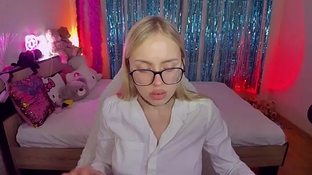 Snapshot of CeaneLino chatting on November 4, 2025, 6:18 pm CeaneLino online show from November 4, 2025, 6:18 pm