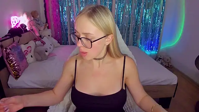 Snapshot of CeaneLino chatting on November 7, 2025, 7:03 pm CeaneLino online show from November 7, 2025, 7:03 pm