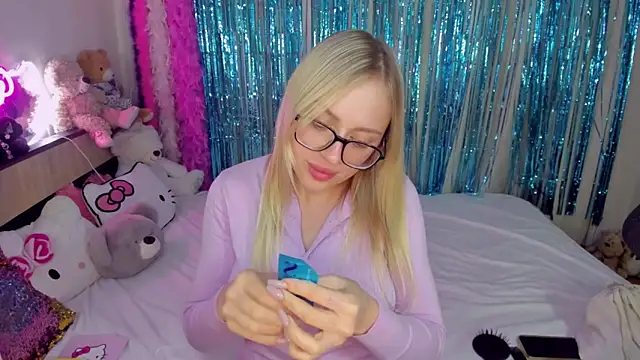 Snapshot of CeaneLino chatting on November 19, 2025, 2:33 am CeaneLino online show from November 19, 2025, 2:33 am