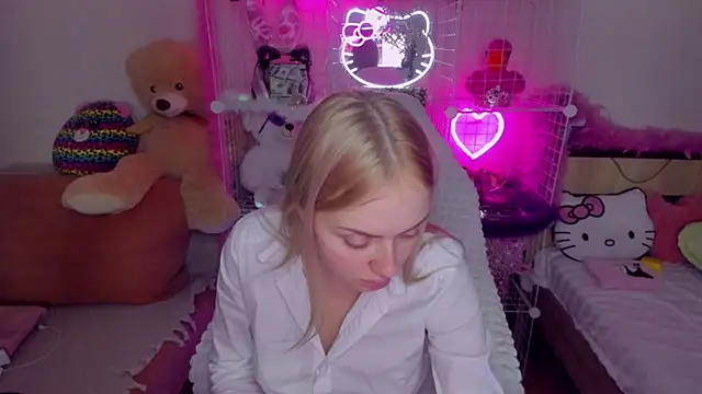 Snapshot of CeaneLino chatting on December 18, 2025, 3:29 pm CeaneLino online show from December 18, 2025, 3:29 pm