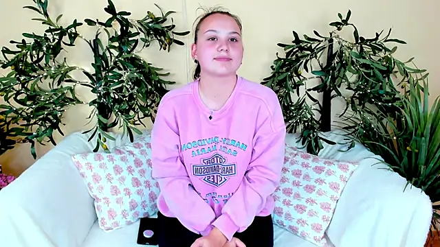 Snapshot of NoreneEllie chatting on October 8, 2025, 11:41 am NoreneEllie online show from October 8, 2025, 11:41 am