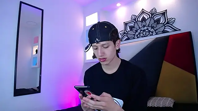 Emo Boy  online show from January 14, 2026, 6:24 pm