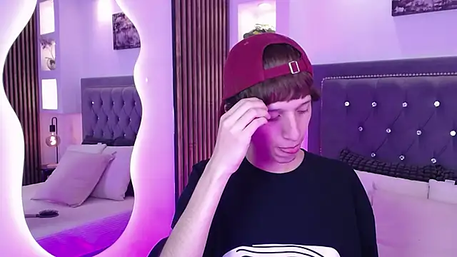 Emo Boy  online show from May 5, 2026, 8:39 pm