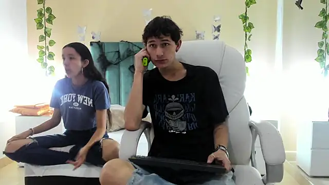 Snapshot of Taylor_and_exidt chatting on October 16, 2025, 12:39 pm Taylor and exidt online show from October 16, 2025, 12:39 pm