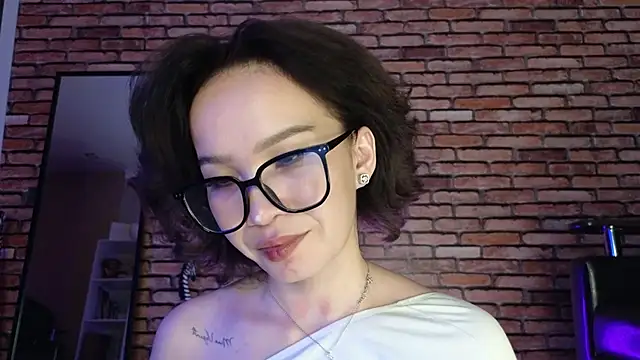 saya li1 online show from October 21, 2025, 9:04 pm