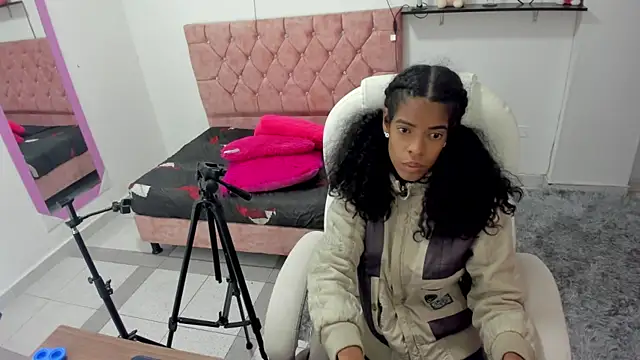 thianahorny online show from December 19, 2025, 10:44 am