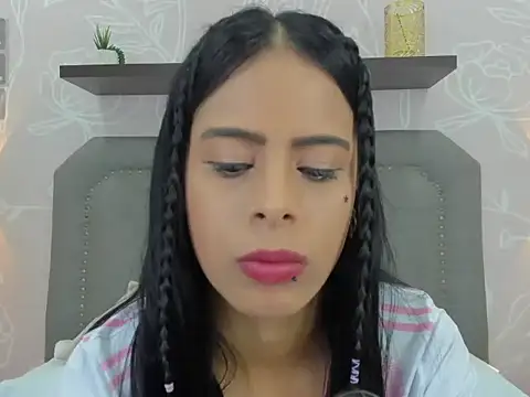 laura maite  online show from November 24, 2025, 12:16 pm