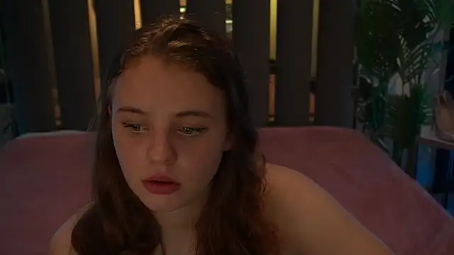 SnowWhiti online show from October 18, 2025, 1:34 pm