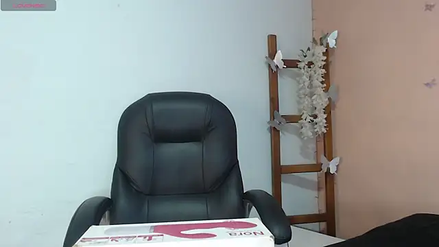 SweetRenata  online show from November 26, 2025, 11:22 am