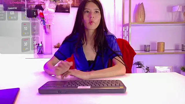 SweetRenata  online show from May 11, 2026, 1:06 pm