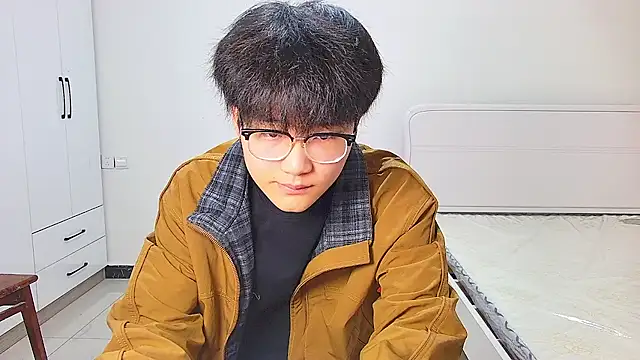 KK-cuteboy online show from May 7, 2026, 12:21 pm