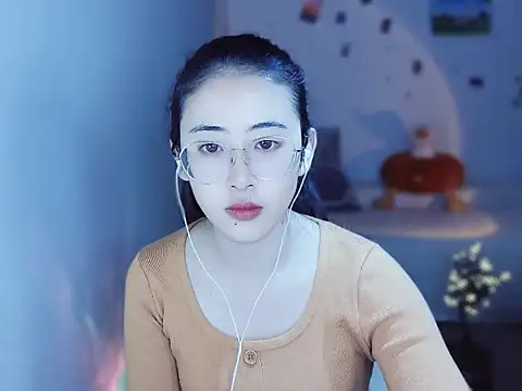 Queena  online show from December 18, 2025, 7:03 am