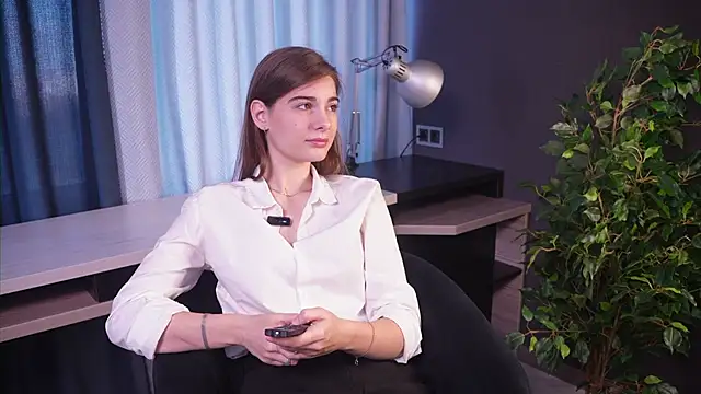 TwilaSanks online show from October 13, 2025, 3:50 am