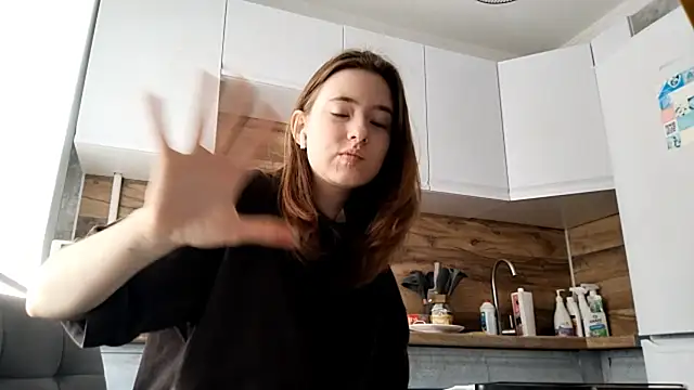Snapshot of LUNA_KLEIN chatting on October 9, 2025, 10:02 am LUNA KLEIN online show from October 9, 2025, 10:02 am