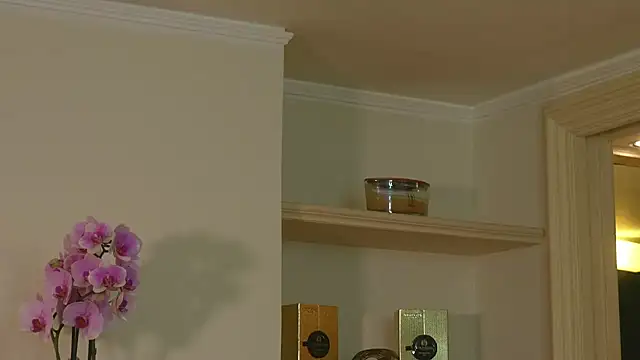 AbrilColls  online show from March 3, 2026, 8:04 pm