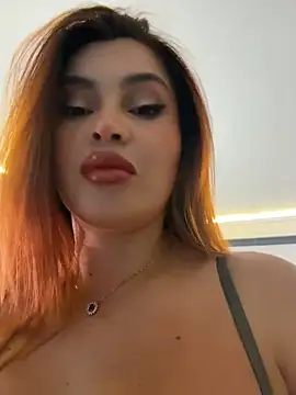 Snapshot of AbrilColls_ chatting on July 8, 2026, 11:53 pm AbrilColls online show from July 8, 2026, 11:53 pm