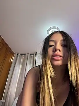HoneyMollyX online show from June 15, 2026, 1:02 pm