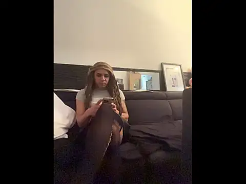 Snapshot of luziaaa92 chatting on October 13, 2025, 2:17 pm luziaaa92 online show from October 13, 2025, 2:17 pm