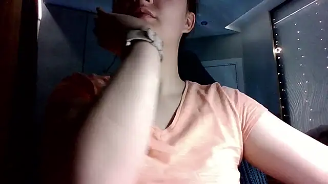 Snapshot of MoodieMira chatting on November 6, 2025, 7:26 pm MoodieMira online show from November 6, 2025, 7:26 pm