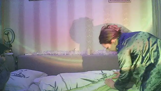 Snapshot of MoodieMira chatting on February 4, 2026, 4:57 pm MoodieMira online show from February 4, 2026, 4:57 pm