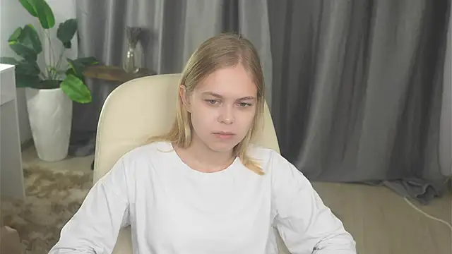 Snapshot of BriannaDense chatting on October 10, 2025, 8:46 am BriannaDense online show from October 10, 2025, 8:46 am