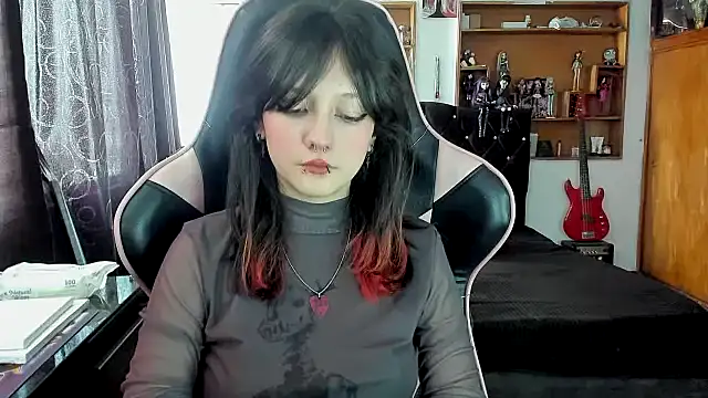 Maki Zein  online show from December 17, 2025, 6:58 pm