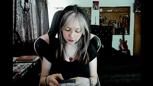 Maki Zein  online show from January 8, 2026, 10:23 pm