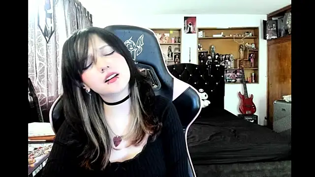 Maki Zein  online show from February 5, 2026, 7:51 pm