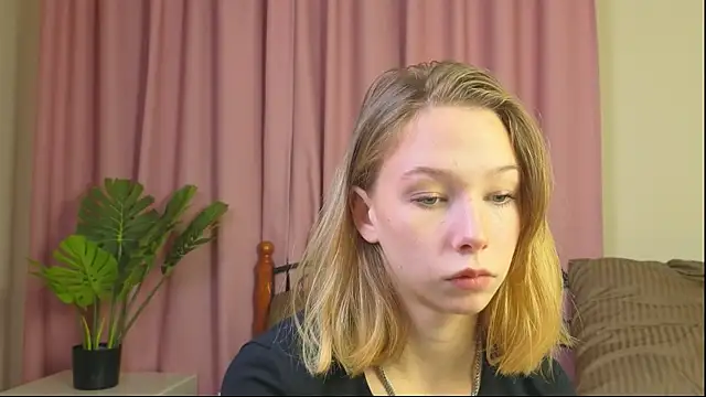 Snapshot of LilyVoise chatting on October 21, 2025, 12:28 pm LilyVoise online show from October 21, 2025, 12:28 pm