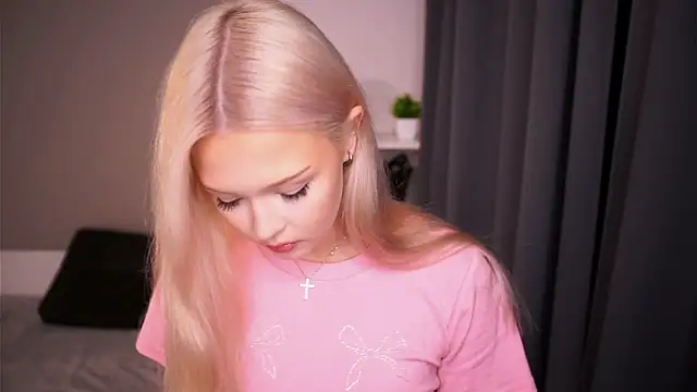 KaryTasch online show from October 19, 2025, 7:03 pm