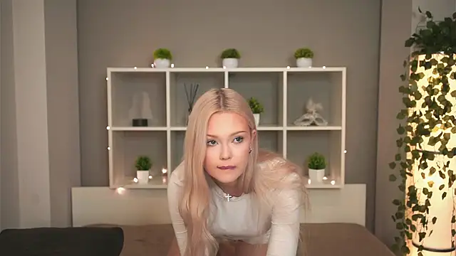 KaryTasch online show from October 28, 2025, 10:01 pm