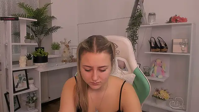 Lulu   Moon online show from December 4, 2025, 7:39 am