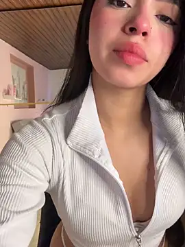 LunaMoore Pink online show from May 7, 2026, 11:48 am
