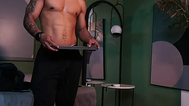 Snapshot of Reik_Vonn chatting on February 15, 2026, 1:46 am Reik Vonn online show from February 15, 2026, 1:46 am