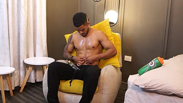 Snapshot of Reik_Vonn chatting on February 24, 2026, 12:36 pm Reik Vonn online show from February 24, 2026, 12:36 pm