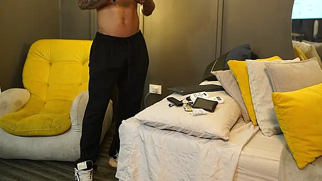 Snapshot of Reik_Vonn chatting on March 17, 2026, 12:41 pm Reik Vonn online show from March 17, 2026, 12:41 pm