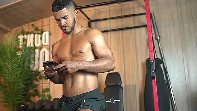 Snapshot of Reik_Vonn chatting on March 20, 2026, 12:21 pm Reik Vonn online show from March 20, 2026, 12:21 pm