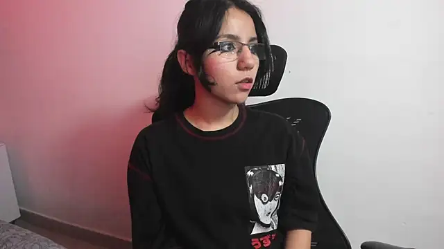 HollyPeach online show from October 27, 2025, 12:42 pm