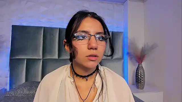 HollyPeach online show from November 12, 2025, 7:46 pm