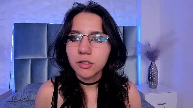 HollyPeach online show from December 17, 2025, 7:31 pm