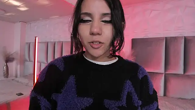 HollyPeach online show from April 28, 2026, 7:41 pm