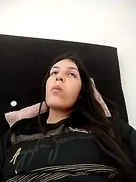 Snapshot of Thaila-Aurora chatting on December 5, 2025, 5:53 pm Thaila-Aurora online show from December 5, 2025, 5:53 pm