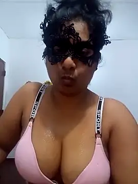 Expose Queen online show from May 3, 2026, 5:08 pm