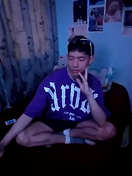 Snapshot of heyy_noah11 chatting on October 11, 2025, 4:33 am heyy noah11 online show from October 11, 2025, 4:33 am